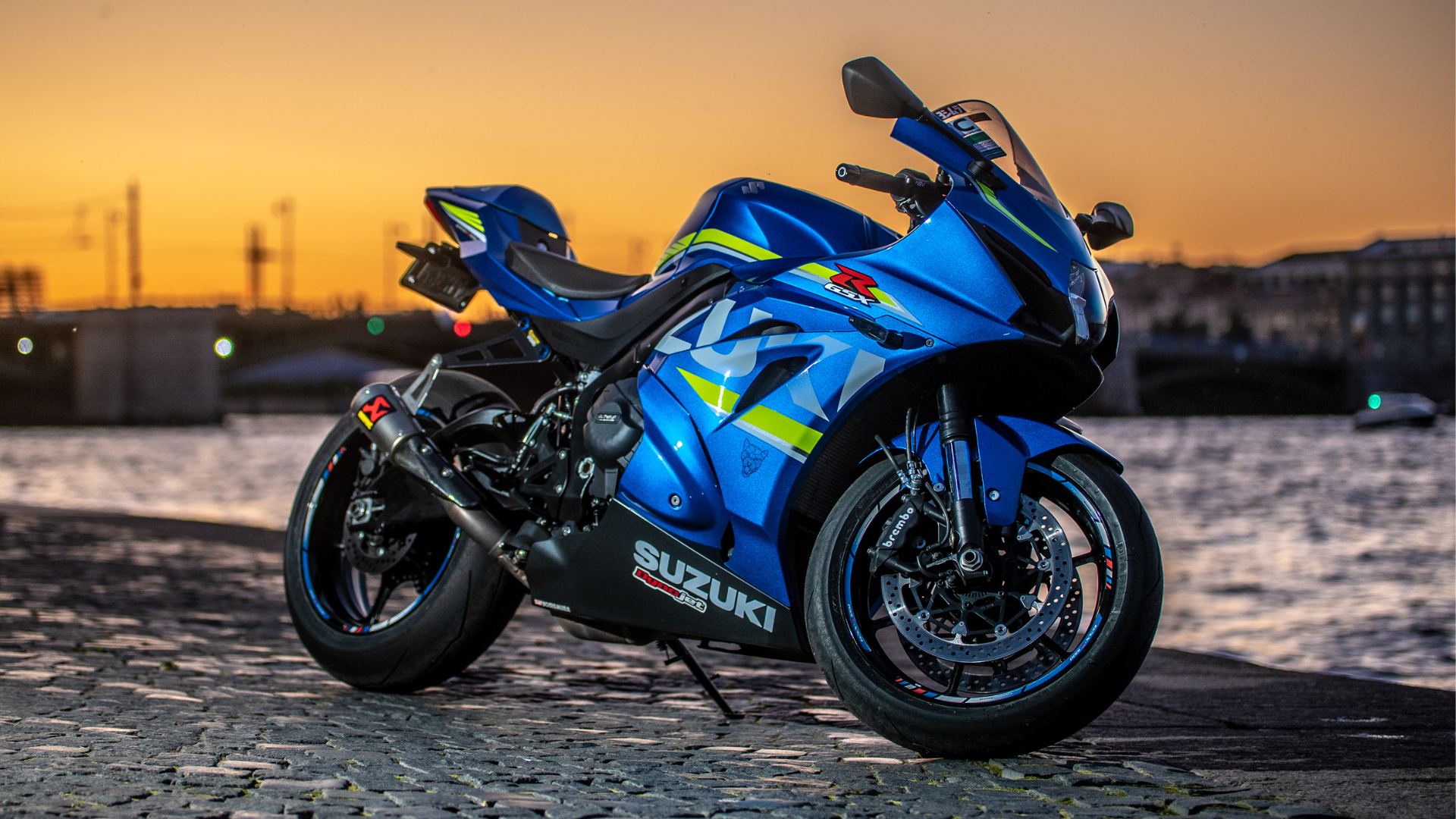 blue suzuki motorcycle